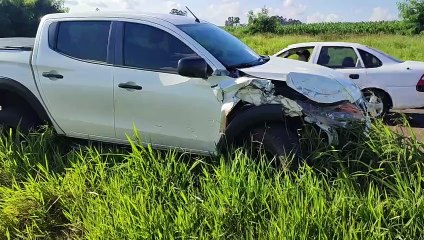 Colisão entre duas caminhonetes é registrada na BR-467 em Cascavel