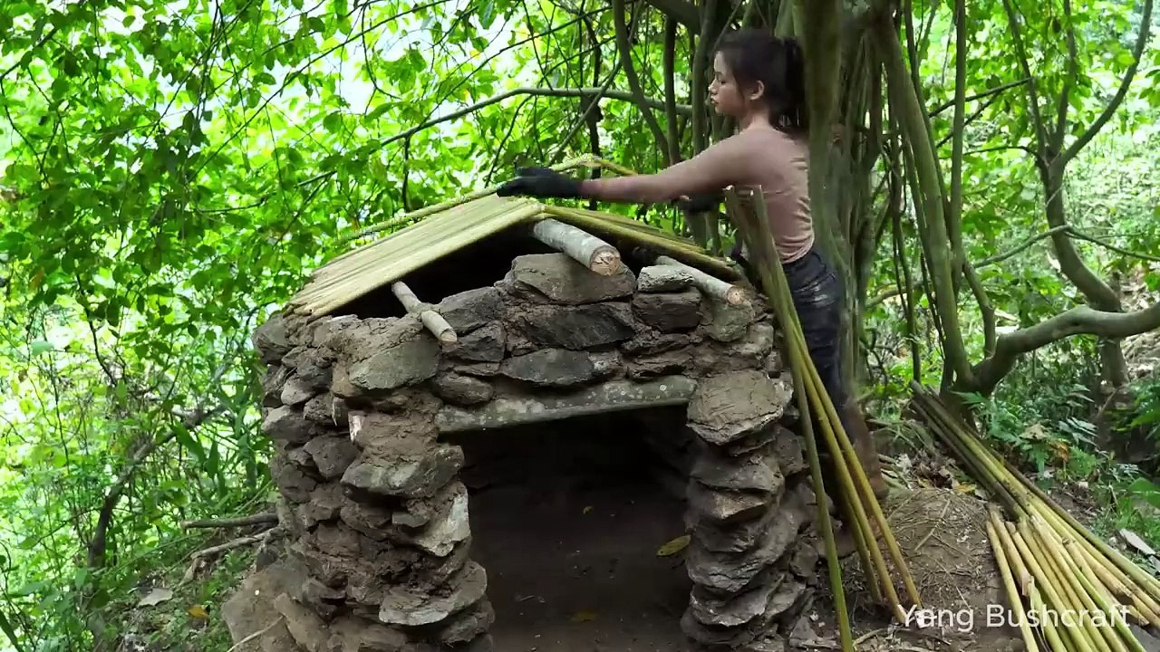 Girl creates her own wild camping site - Bushcraft log cabin and find food in the forest