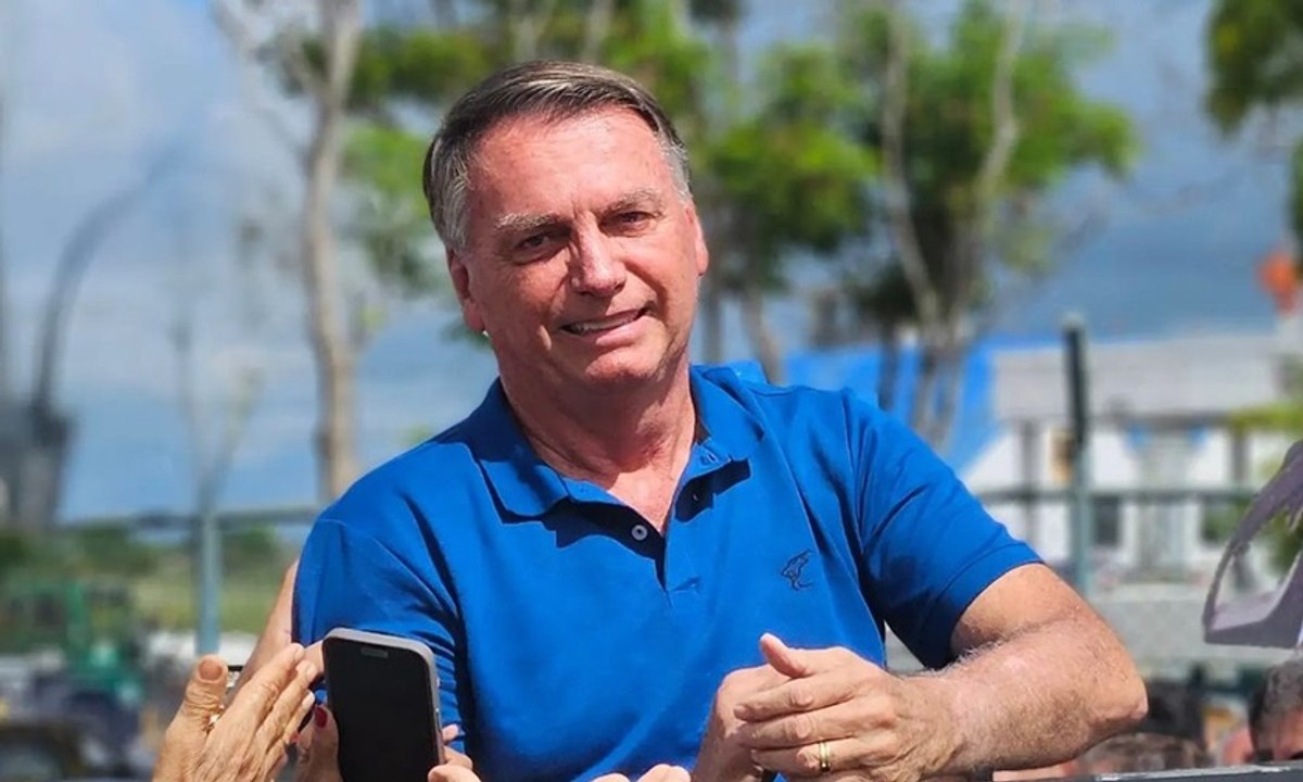 Com ausência de Nilvan, Bolsonaro chega a João Pessoa para receber títulos e articular com aliados