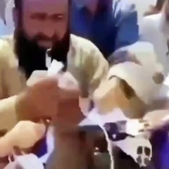 People of Pakistan are eating the flag of Israel due to lack of food | Funny Video