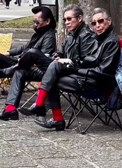 L’homme se distingue de l’animal par plusieurs traits remarquables. Il paie des impôts, écoute du #rocknroll se rase les poils de son visage et fait cuire une bonne partie de ses aliments. Et ceci est #universel !!! #rock #rockattitude