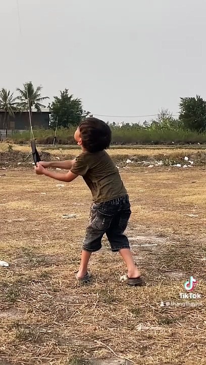 Thánh nhí baby thả diều nghệ thuật điêu luyện tại cánh đồng diều Đồng Bà Canh Hóc Môn