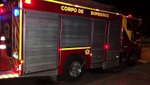 Bombeiros são acionados para resgatar cachorro preso debaixo de residência