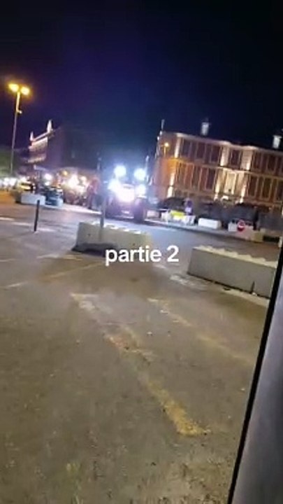 Un convoi de 70 tracteurs et 200 agriculteurs en colère débarque ce soir dans le centre de Montauban. Un gros dispositif CRS/gendarmes avec barrières anti-émeutes est déployé pour protéger la préfecture du Tarn-et-Garonne.
