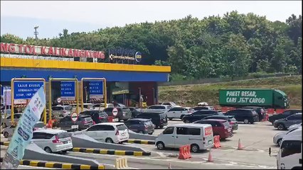 Jelang Puncak Arus Mudik, Ratusan Kendaraan Padati GT Kalikangkung