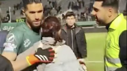 Abbraccia una donna e intervengono i soldati: succede in Iran al portiere dell'Esteghlal