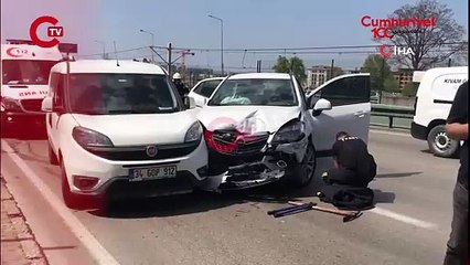 Direksiyon başında bilincini kaybetti, 3 otomobile çarptı: 2’si çocuk 5 yaralı...