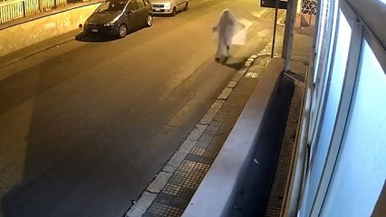 Gallipoli, vestito da fantasma lancia sassi contro la finestra della ex moglie