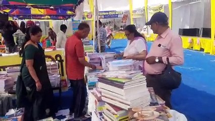 गोल बाजार पुस्तक मेला में रोज शाम को लग रही भीड़