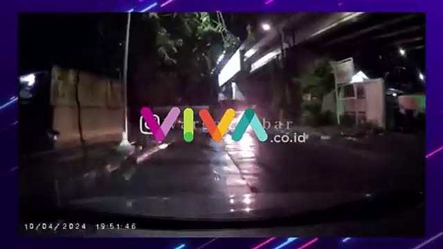 Video Tragis 'Pak Ogah' Diseruduk Mobil hingga Terlempar