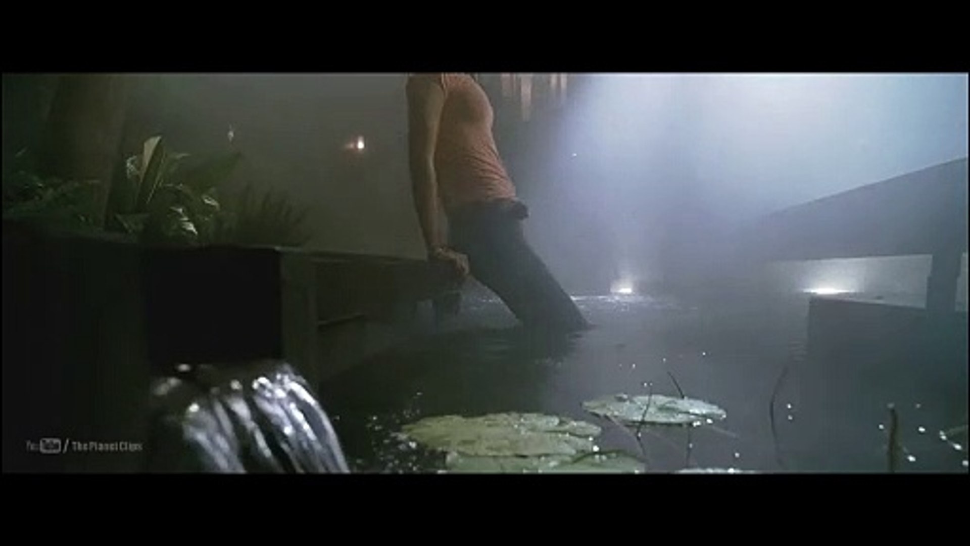 Camilla Belle trying to escape Stranger | When a Stranger Calls (2006 movie), image size:1920x1080