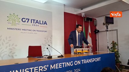 Salvini con il tram Atm Milano Lego dato alle delegazioni: "Ci metto 6 mesi a montarlo"