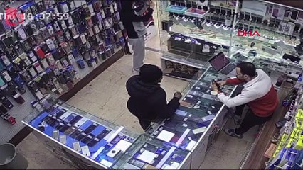 İncelediği telefonu çalıp kaçtı