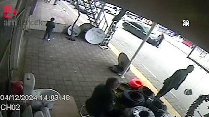 Otomobilin yayaya çarpma anı güvenlik kamerasında