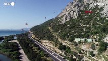 Turchia, crolla pilone di una cabinovia ad Antalya: turisti bloccati e sospesi a mezz'aria