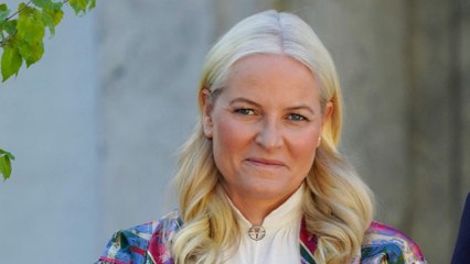 GALA VIDEO - Mette-Marit de Norvège ose les baskets à moins de 100 euros en sortie officielle.