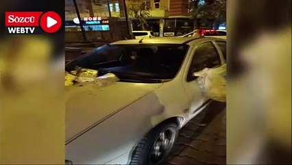 Çöplerini konteynerin önüne park eden otomobilin üzerine atıp, kayda aldılar