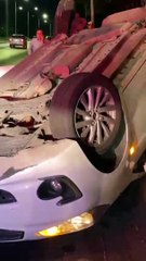 #Prelimnar Sobre Periférico Sur y Acueducto se suscitó un aparatoso choque que terminó con la volcadura de uno de los involucrados #GuardiaNocturna