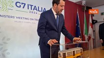 Salvini posa con il tram Atm di Lego: 
