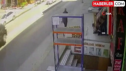 Ümraniye'de karşı şeride geçip araca çarpan otomobil kamerada