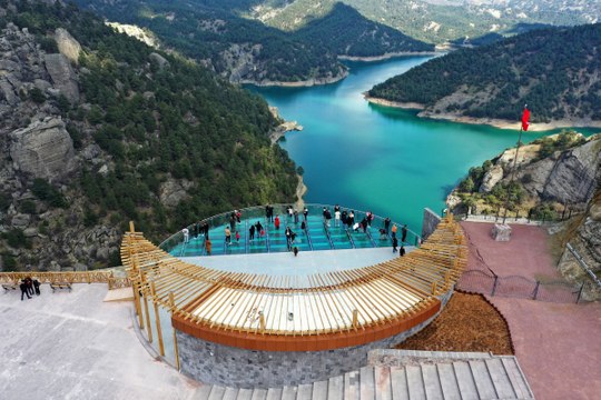 160 metre yükseklikteki cam teras ilgi odağı oldu