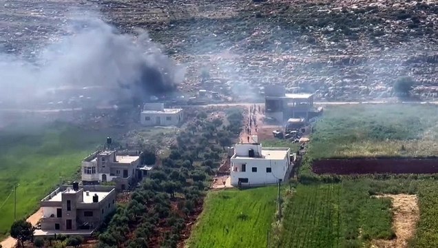 دخان يتصاعد من مركبة محترقة وسط هجوم مستوطنين على قرية في الضفة الغربية