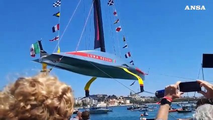 Scafo d'argento e ali gialle, ecco la nuova Luna Rossa