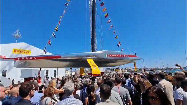 Il varo di Luna Rossa nel porto di Cagliari