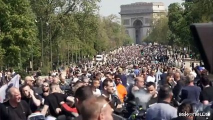 A Parigi migliaia di centauri contro il "controllo tecnico"
