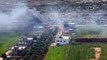 De la fumée s'échappe d'un véhicule, des colons attaquent un village en Cisjordanie