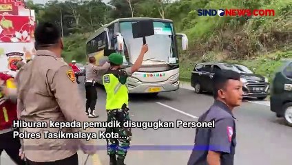 Unik, Personel Polres Tasikmalaya Kota Hibur Pemudik Nyanyi dan Bergoyang di Jalur Gentong