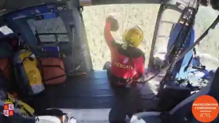 Momento del rescate del hombre herido en Segovia.