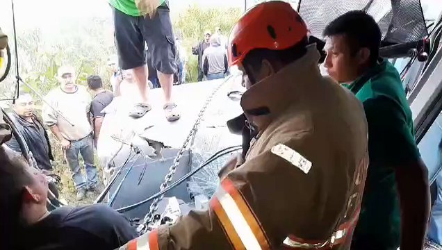 Así fue el rescate a conductor de bus que quedó atrapado tras accidente en Ocotepeque