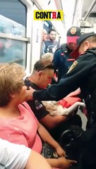 INVESTIGARÁN A POLICÍAS DEL METRO QUE BAJARON A USUARIO QUE TRAÍA A SU PERRITO ENFERMO VIDEO