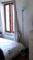 Elle est venue lui faire un coucou dans sa salle de bain !