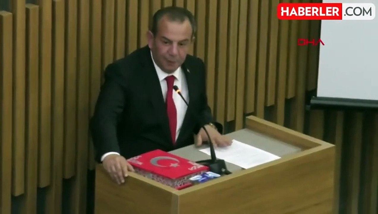 Bolu Belediye Başkanı Tanju Özcan, yeni dönemde de Kur'an-ı Kerim'e el basarak yemin etti
