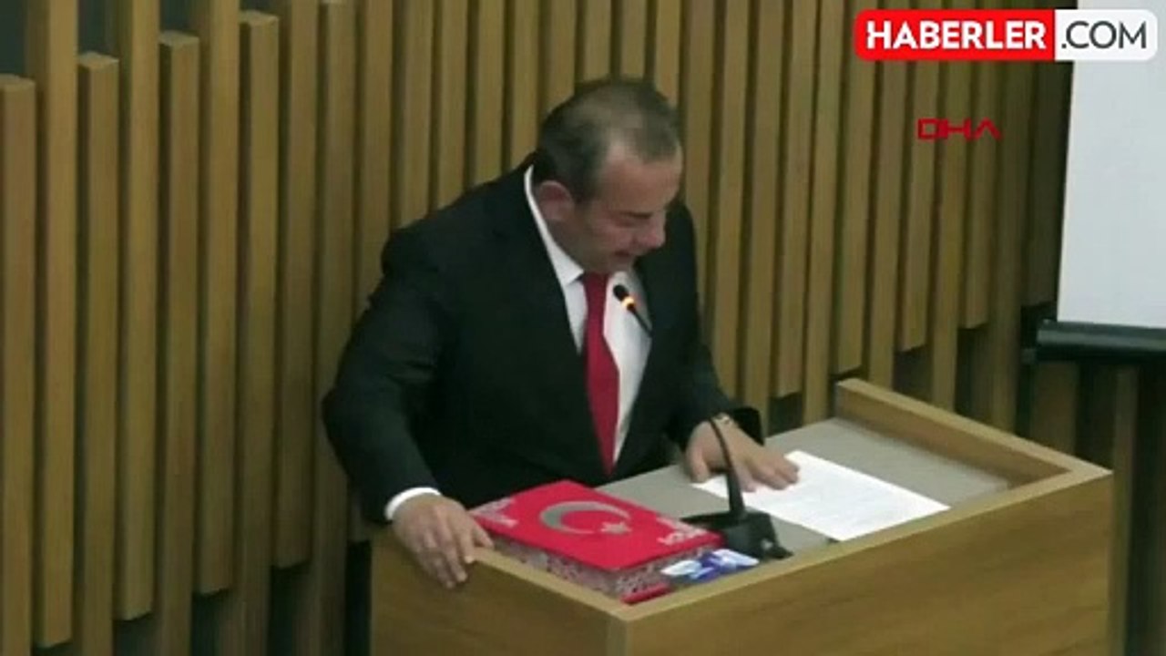 CHP'li Tanju Özcan, yeni dönemde de Kur'an-ı Kerim'e el basarak yemin etti