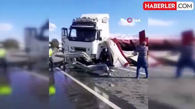 Erzincan-Erzurum Karayolu'nda tır devrildi, yol uzun süre ulaşıma kapandı