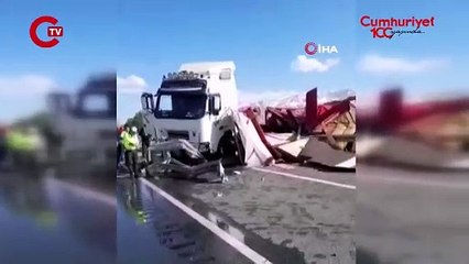 Erzurum karayolunda TIR devrildi, yol uzun süre ulaşıma kapandı