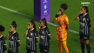 Pendant l'hymne, les Brésiliennes se couvrent la bouche pour protester contre le retour d'un entraîneur accusé de harcèlement