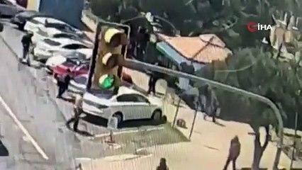 İstanbul’da silahlı “tost ücreti” kavgası kamerada: Büfeci müşteriyi kovalayıp bacağından vurdu