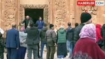 Tarihi İshak Paşa Sarayı Ramazan Bayramı'nda ziyaretçi akınına uğradı