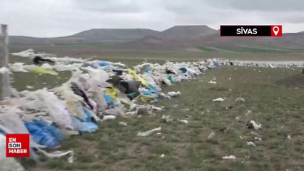 Sivas'ta 30 yıllık çöp, rüzgarla 10 kilometrelik araziye yayıldı