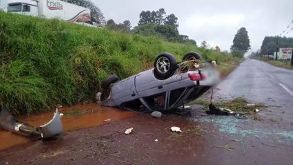 Escort capota às margens da rodovia BR-369 em Cascavel