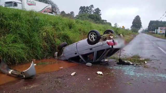 Escort capota às margens da rodovia BR-369 em Cascavel