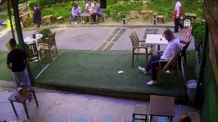 Bursa'da bir vatandaş, zanlıyı yakaladı; ardından çayını yudumladı