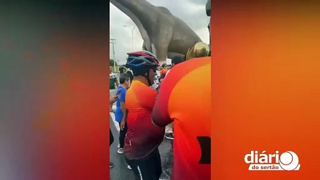 Torcedores do Sousa fazem festa ao receber campeões; taça será exibida pelas principais ruas da cidade
