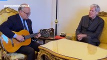 Roma, il sindaco Gualtieri accompagna Baglioni alla chitarra