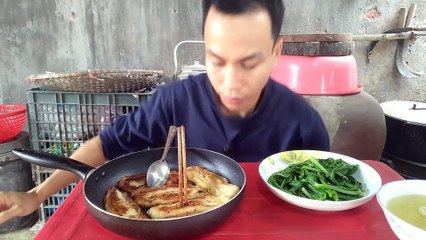 Enjoy the delicious fried banana cake