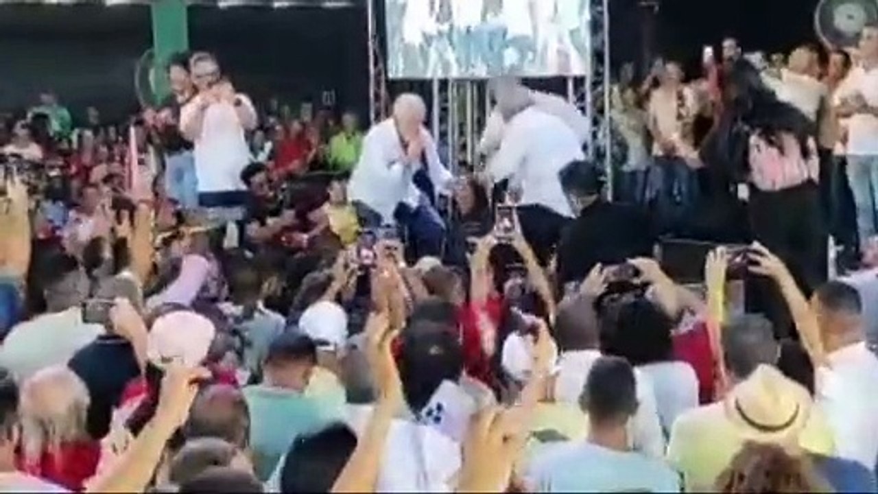 Eleições 2024: Jaques Wagner descendo até o chão no lançamento da pré-candidatura de Zé Neto em Feira de Santana